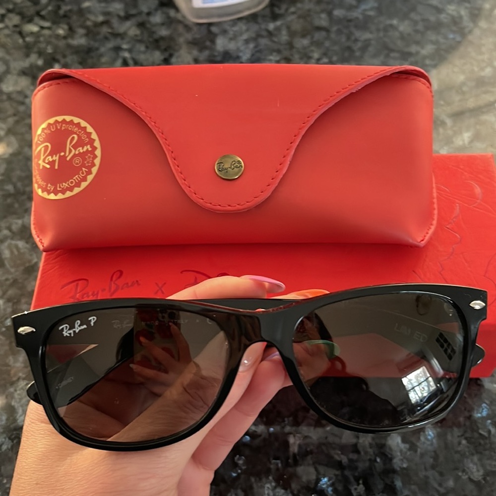 Mickey Mouse Disney Limited Edition Ray Ban Wayfarer Sunglasses Black - Picture 2 of 5